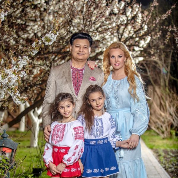 Камалия с мужем Мохаммадом Захуром и дочками Арабеллой и Мирабеллой