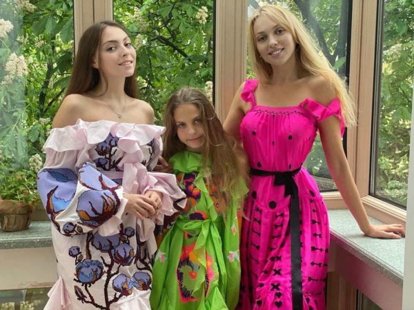 Оля Полякова с дочерьми Машей и Алисой