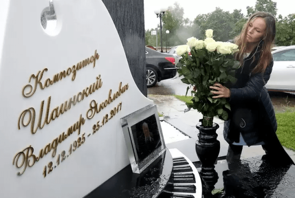 Неужели у детей не было денег? Пугачева поставила памятник Шаинскому за 2 млн