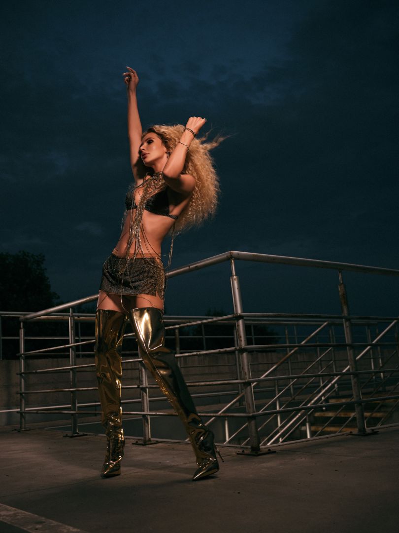 Светлана Лобода соблазнительно танцует в бикини и золотых ботфортах