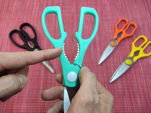 Для чего на кухонных ножницах нужны зубчики между ручек