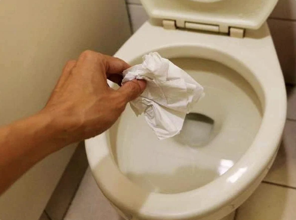 Можно ли смывать в унитаз туалетную бумагу. Использованная туалетная бумага. Туалетную бумагу в унитаз. Туалетная бумага в туалете. Туалетную бумагу бросать в унитаз.