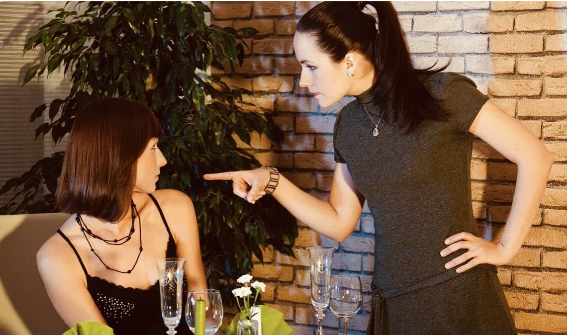 Сестра не разговаривает со мной изза того, что своих