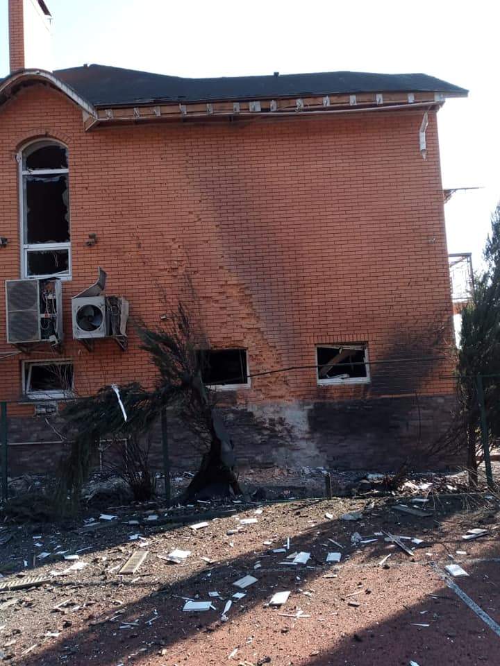 Российские оккупанты попали снарядом в дом Игоря Кондратюка: фото  поврежденного дома • Портал АНТИКОР