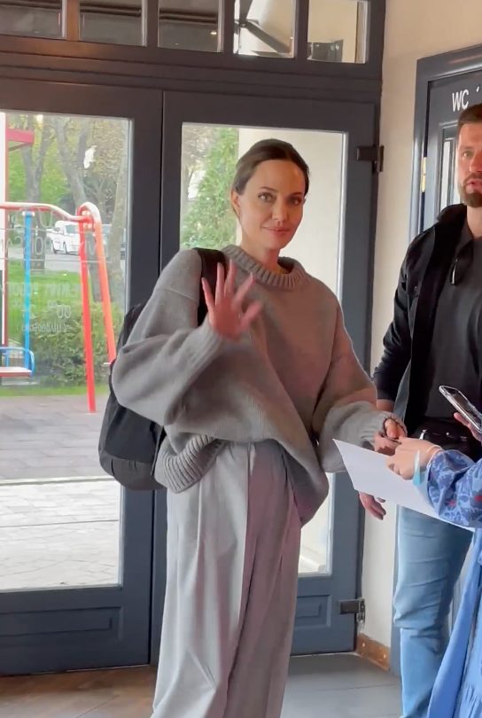 Анджелина Джоли приехала в Украину: звезду встретили в кафе во Львове  (видео) - Новости мирового шоубизнеса | Сегодня
