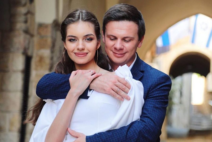 Дмитрий Комаров показал, как жена романтично поздравила его с днем рождения - Караван