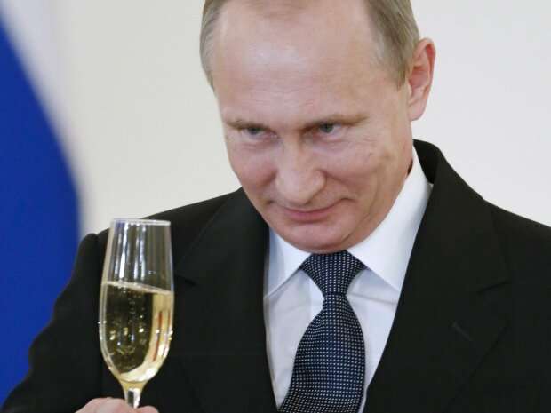 Путин оконфузился с бокалом шампанского — "Радио Ностальжи 102.4FM"