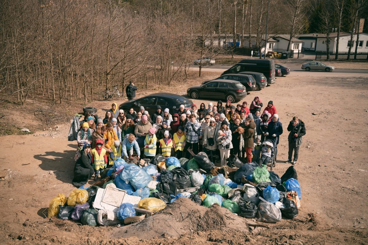 Беженцы из Украины убрали парк в Гданьске в благодарность за помощь и поддержку | Пикабу