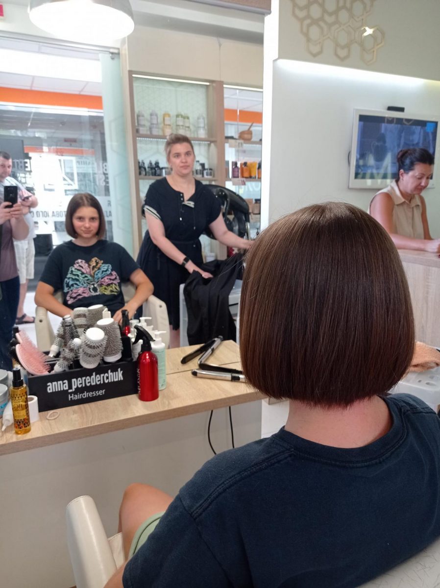 Школьница из Черновцов обрезала длинные волосы, чтобы помочь ВСУ: фото невероятного поступка