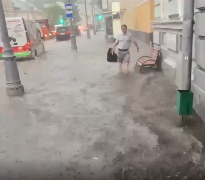 Метро затоплено, градинки размером с кулак. Происходящее в Москве укранцы назвали «карой»