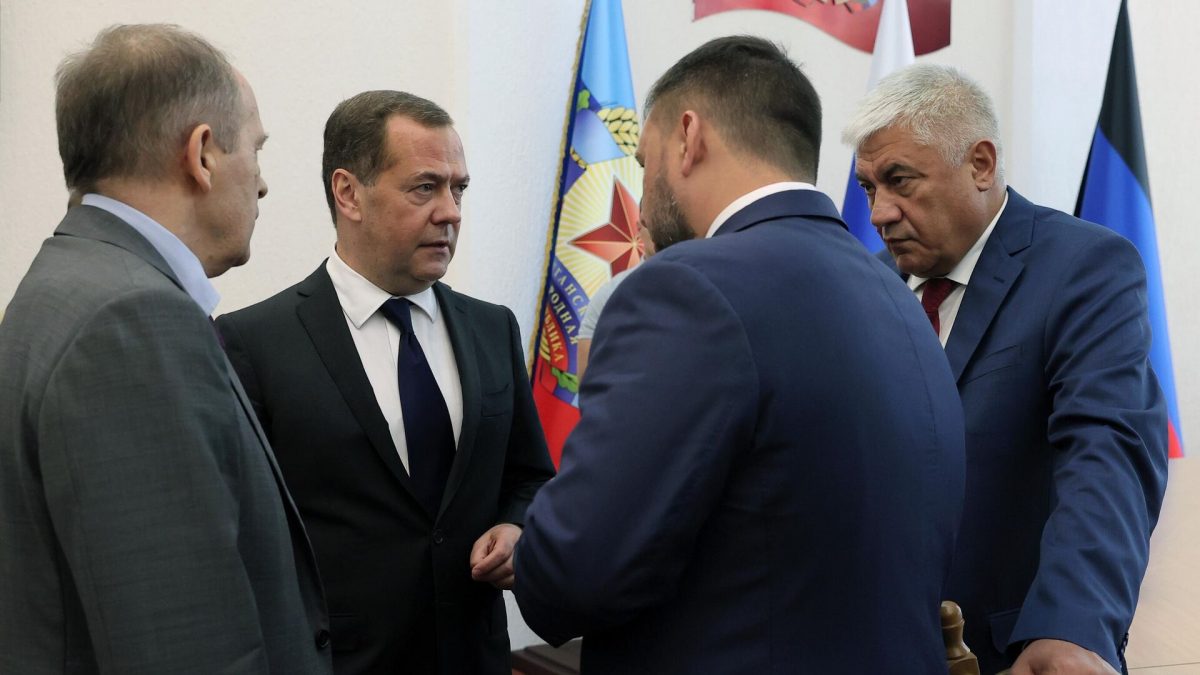 Медведев заявил, что ему не было страшно ехать в ЛНР - РИА Новости, 12.08.2022