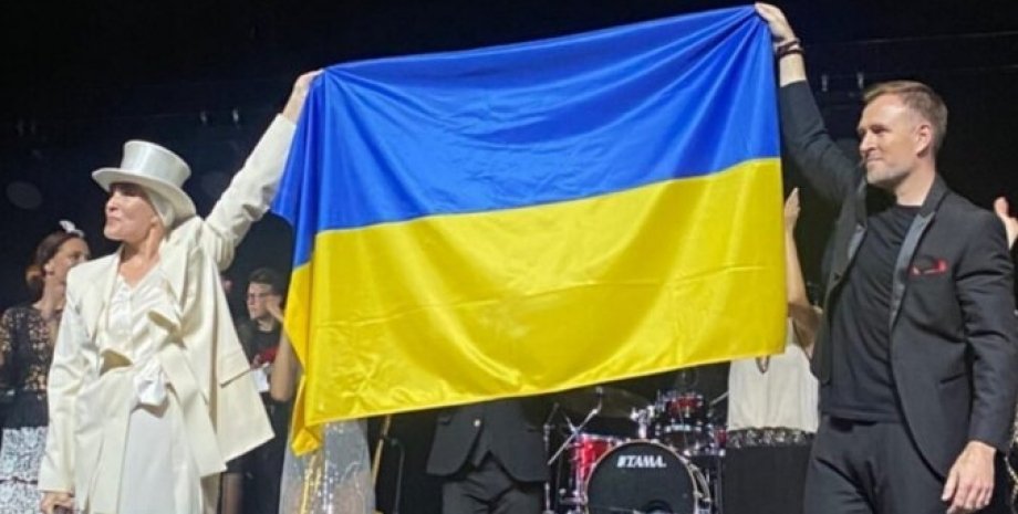 Лайма Вайкуле поддержала Украину, развернув флаг на концерте в Паланге