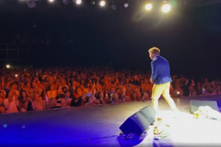 Галкин вышел в сине-желтом костюме на сцену в Польше — Vedomosti.Az