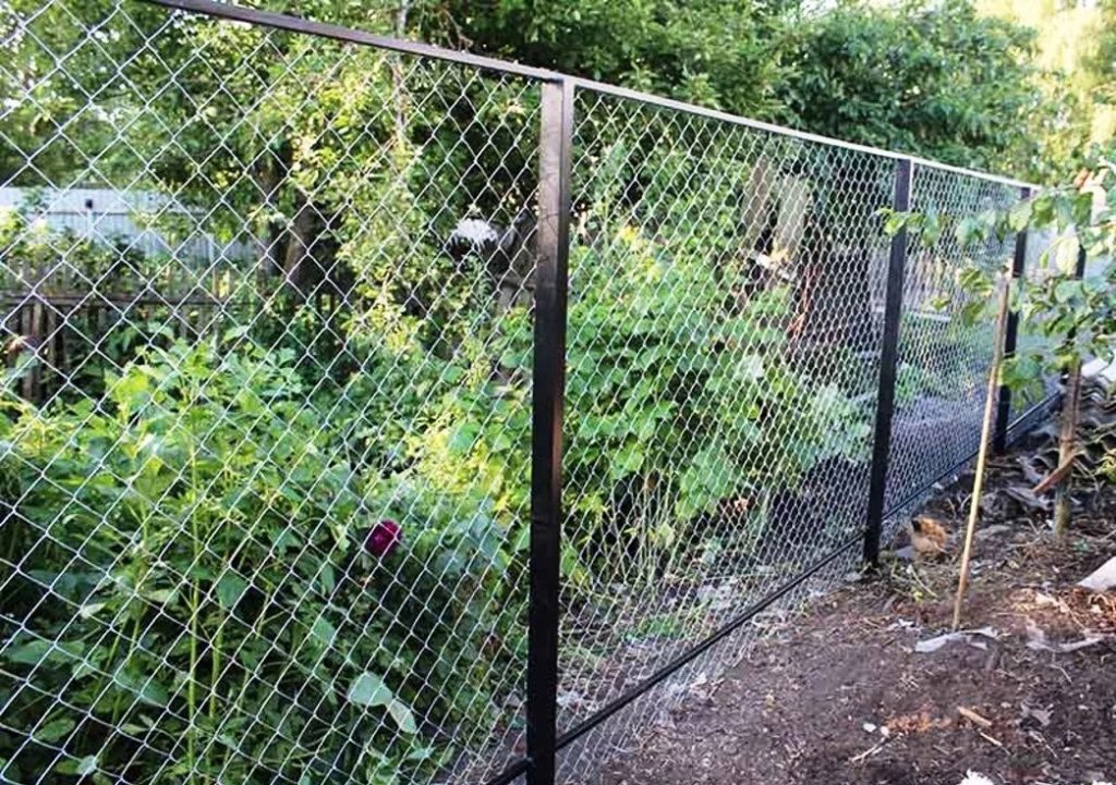 Как быть, если сосед не хочет делать забор между участками пополам и ...