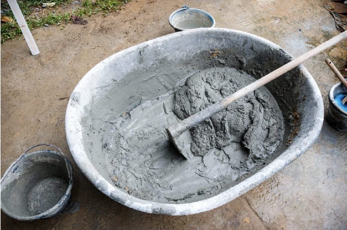 Бетонная смесь. Бетон в воде что будет. Цемент песок замес. Мешаем бетон вручную. Жидкий бетон.
