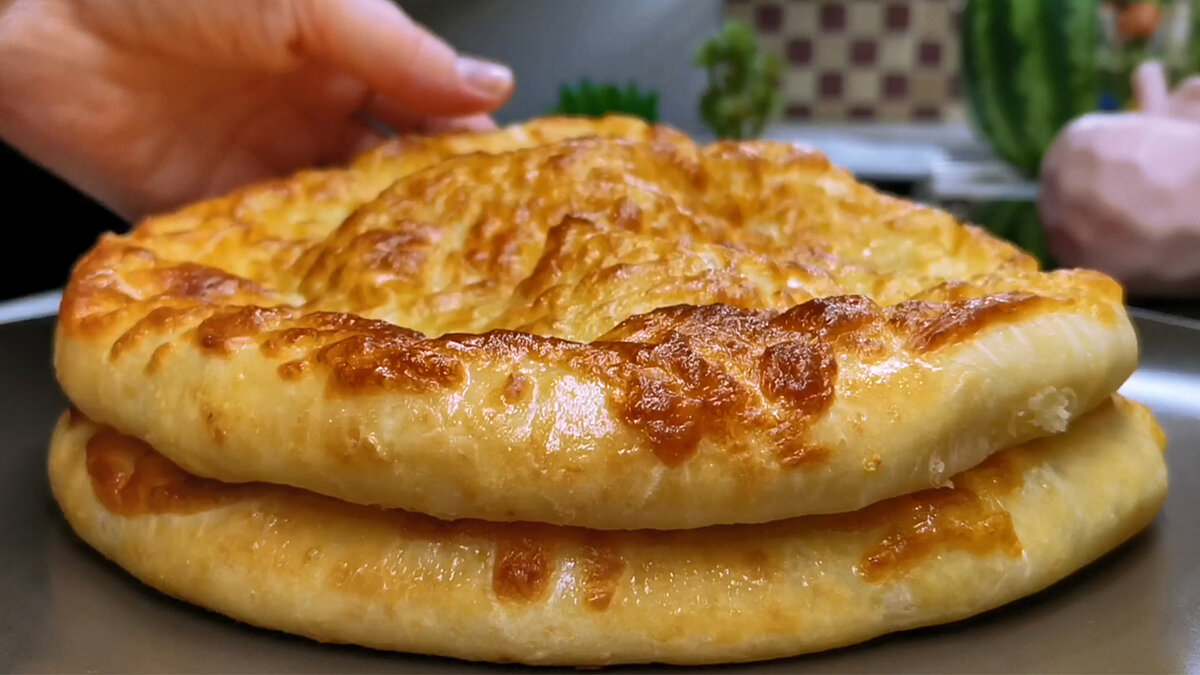 Лепешка с сыром. Творожная лепешка с сыром в духовке. Сырные лепёшки в духовке из дрожжевого теста. Хачапури мегрельский. Творог сыр яйцо зелень лепешка.