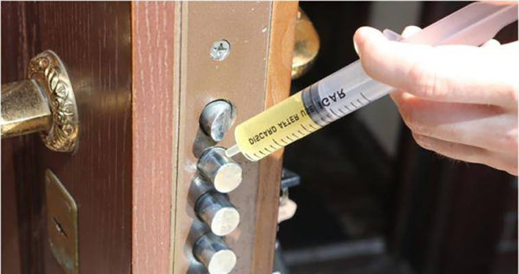 Чем смазать замок перед зимой, чтобы он работал плавно, не заедал и не ...