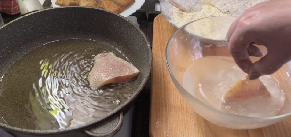 Рыбное масло рецепт в домашних. Масло для жарки. Чтобы не брызгало масло на сковороде при жарке. Рыба в масле. Сковорода с водой.