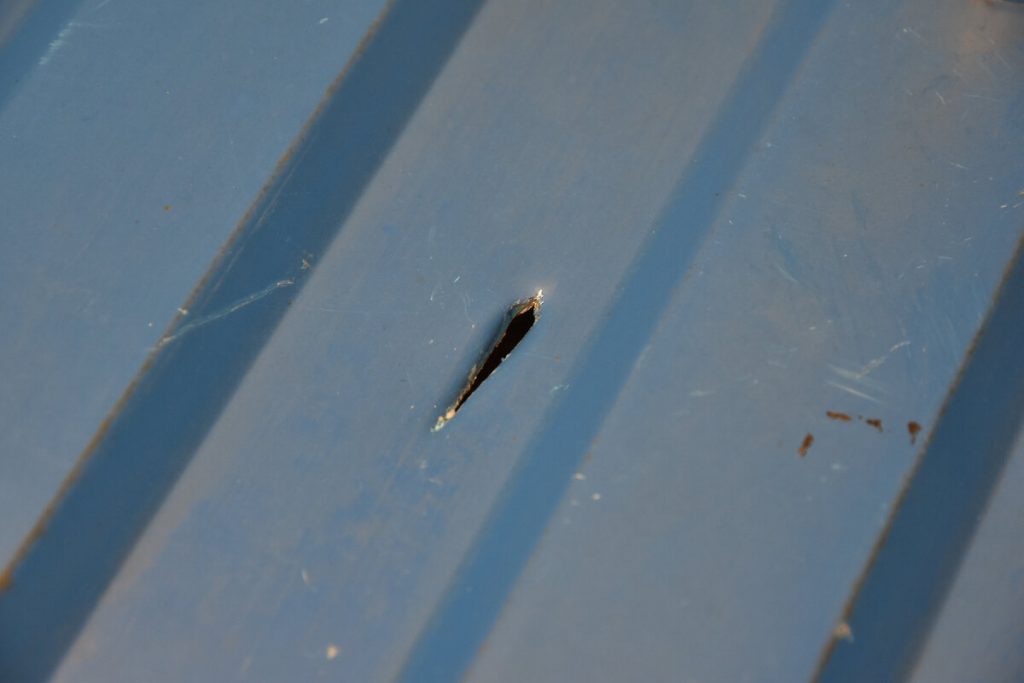 Чем за 1 минуту заделать дыру в крыше из профлиста или металлочерепицы ...