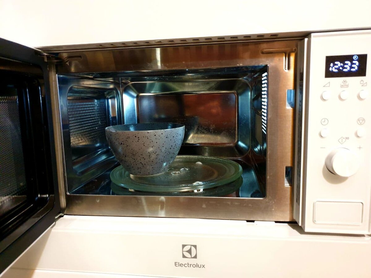 Почему микроволновка греет посуду. Тарелка нагревается в микроволновке. Опасная микроволновка. Почему микроволновка греет посуду. Микроволновка с едой.