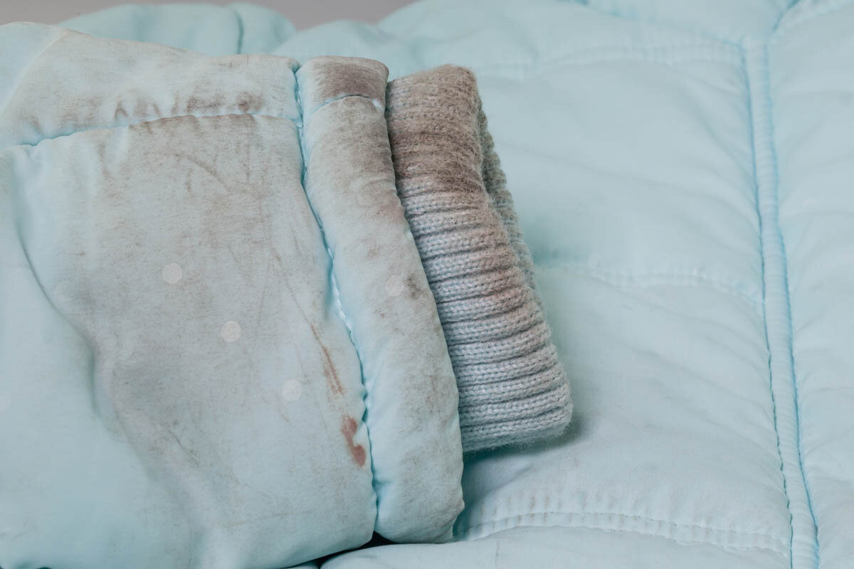 Стирка пуховика. Как почистить куртку не стирая. Щетка для стирки пуховиков. Как укоротить пуховик. Засаленный воротник на пуховике.