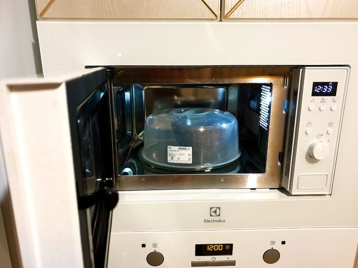 Контейнер в микроволновке. Почему микроволновка греет посуду. Почему микроволновка греет посуду. В микроволновке расплавился пластик. Микроволновка и металлическая посуда.