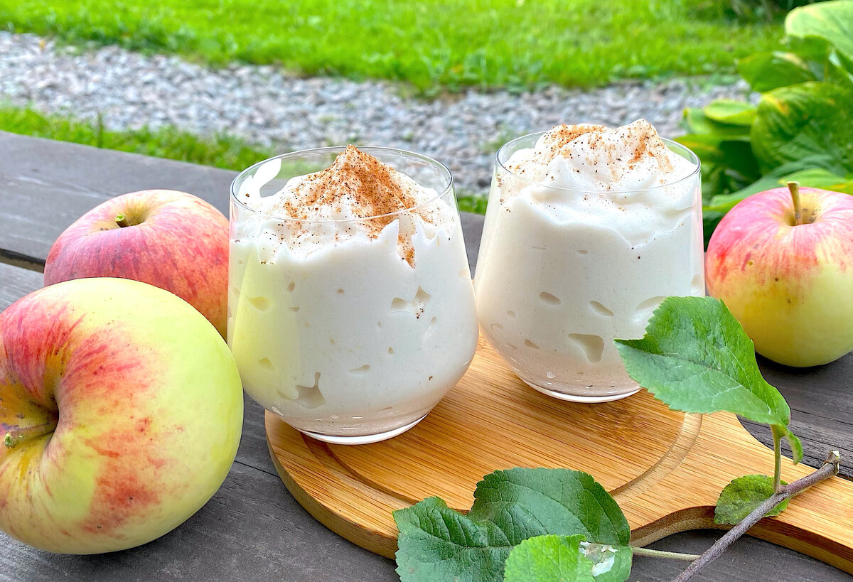 Тесто для шарлотки. Фото стадий взбивание яиц. Взбитые желтки. Взбитые яйца. Яйца с сахаром для шарлотки.